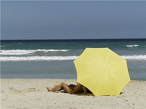 男人,女人,卧,伞,海滩