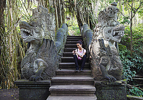 坐,女人,石桥,猴子,树林,巴厘岛,印度尼西亚