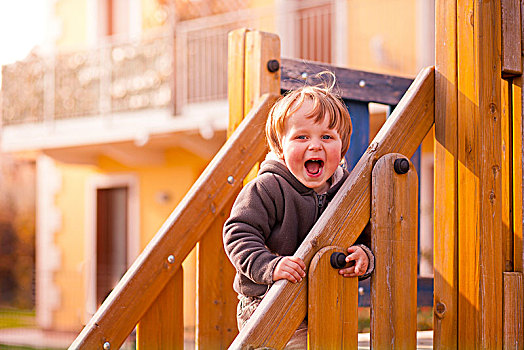 高兴,男孩,三个,岁月,笑,张嘴,站立,爬架,维罗纳,意大利