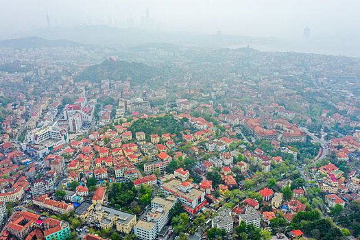 航拍山东青岛市南区城市红瓦绿树风光美景