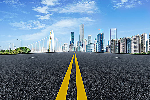 前景为沥青路面的广州摩天大楼建筑群