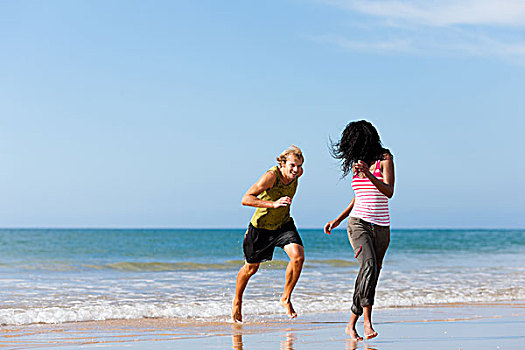 年轻,运动,情侣,白人,男人,美国黑人,女人,慢跑,海滩,玩耍