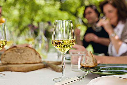 玻璃杯,白葡萄酒,桌上,特写