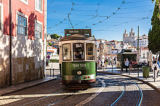 老,历史,观光,有轨电车,狭窄街道,正面,雕塑,优雅,寺院,阿尔法马区,地区,里斯本,葡萄牙