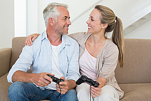 幸福伴侣,乐趣,沙发,玩电玩
