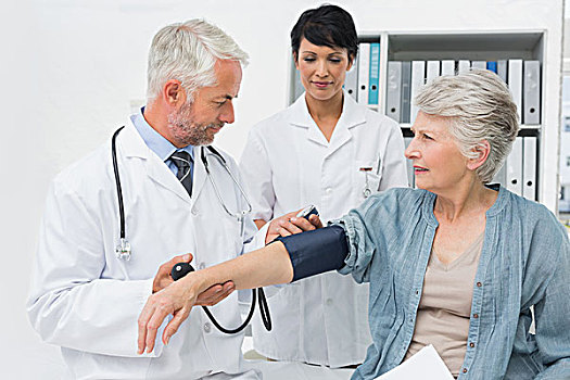 医生,测量,血压,老人,病人