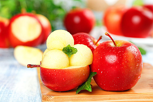 木板上的樱桃小苹果和小苹果果肉