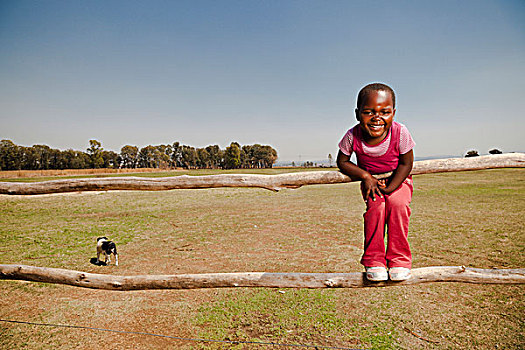 非洲年轻女孩,农村家庭,微笑的