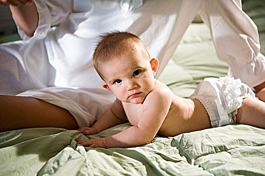 特写,6个月大,女婴,母亲,坐,床