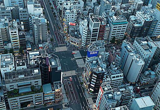 傍晚俯视日本东京十字街头