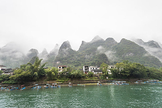 烟雨中的中国桂林漓江山水风光