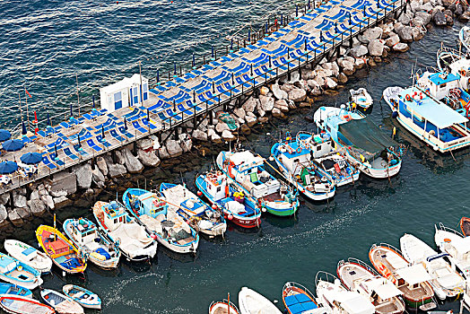 泊船,码头,索伦托,阿马尔菲海岸,那不勒斯省,坎帕尼亚区,意大利,欧洲