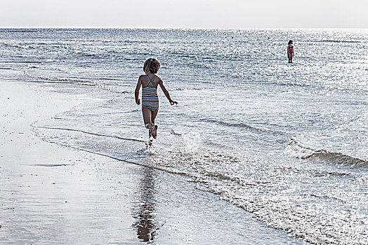 女孩,跑,寂静沙滩,水