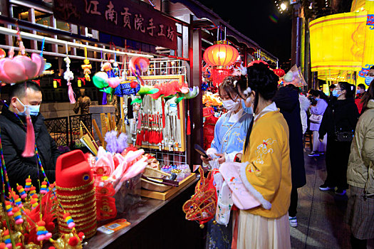 春节里的南京秦淮河夫子庙灯会,穿着汉服的女游客