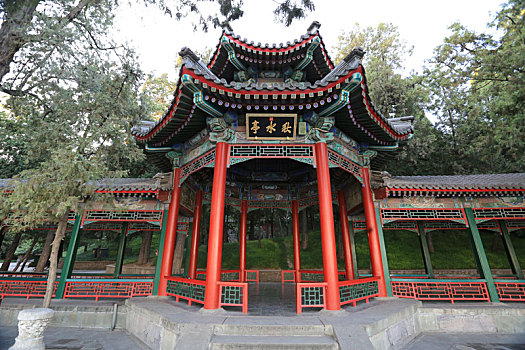 北京皇家园林颐和园长廊秋水亭