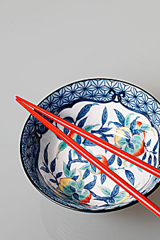 瓷碗,红色,筷子,上面