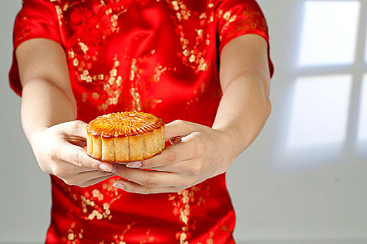 中国女子捧着月饼