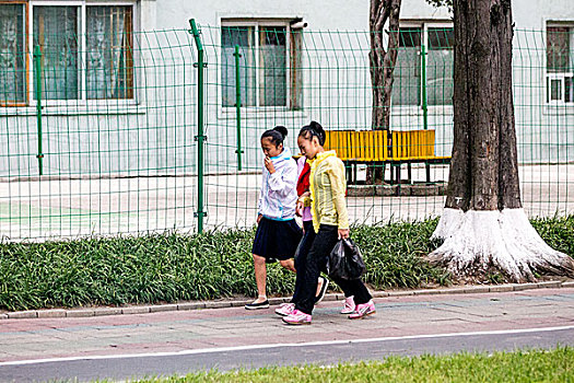 摄影师实拍朝鲜街头中学生,衣着漂亮得体精神青春阳光女生居多占80％