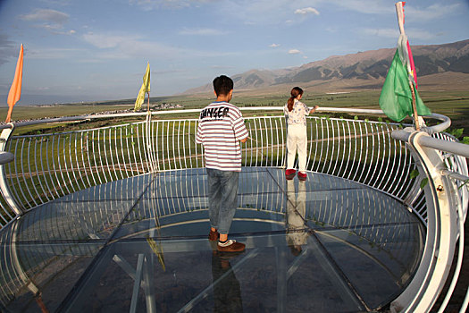 新疆巴里坤海子沿尖山子玻璃走廊