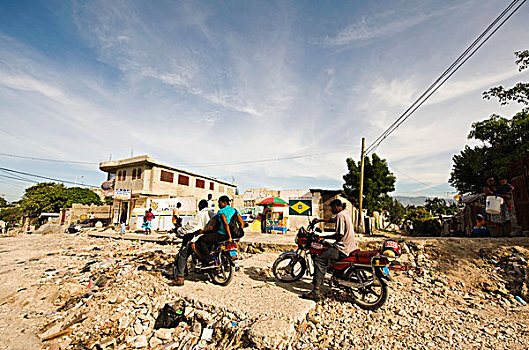 haiti,port,au,prince,traffic,through,destroyed,road