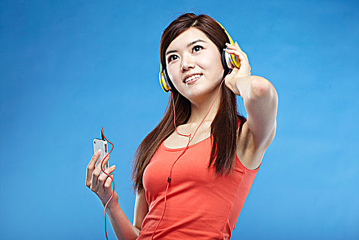 亚洲时尚女青年听音乐