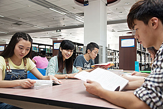 大学生在图书馆看书