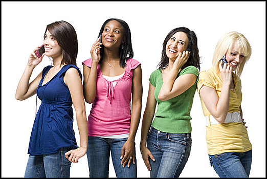 四个女人,交谈,手机,微笑