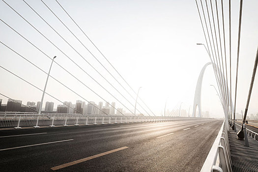 高架桥上空旷的公路