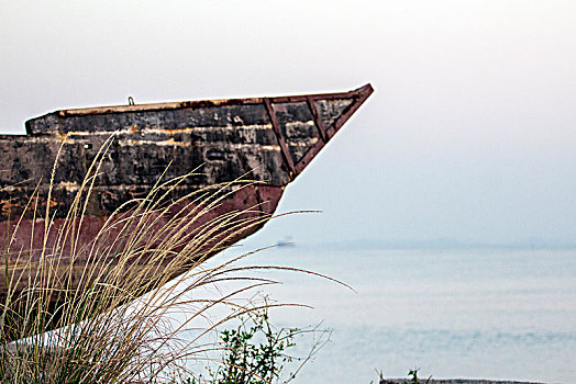 废弃的木船