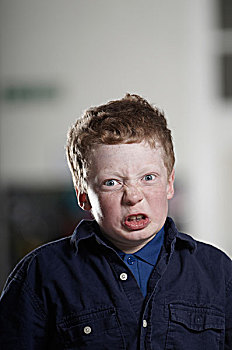 小孩生气表情图片