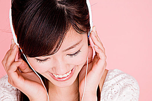 日本年轻女性,听,音乐