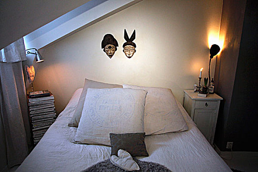 床,仰视,面具,墙壁,照亮,台灯,床头柜,简单,阁楼,卧室