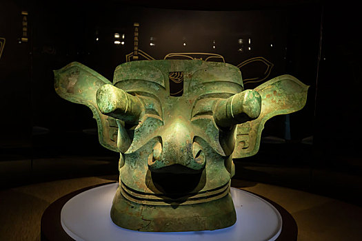 四川广汉三星堆博物馆青铜纵目面具,商代晚期,1986年三星堆二号祭祀坑出土