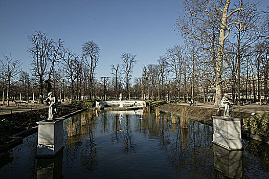 法国巴黎卢浮宫花园