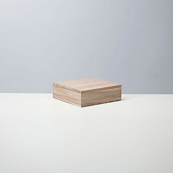 浅色背景前的木盒