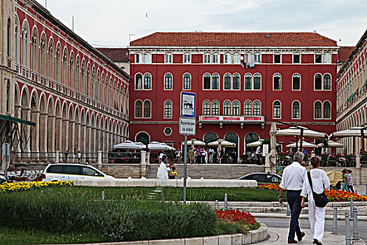 克罗地亚斯普利特港旁边的库内兹·多马戈伊大街