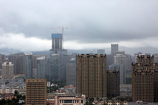 山东省日照市,受8号台风影响,乌云翻滚风雨欲来笼罩高楼大厦