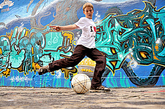 男孩,玩,球,正面,墙壁,涂鸦,德国,欧洲