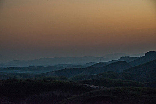 山,丹霞,群山,山脉,黄昏,红光,坡顶,驴友,旅行,地质公园,丹霞地貌,灌木,树,草,水潭,素材,平面设计