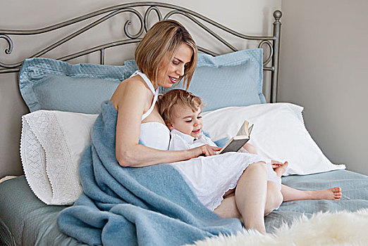 幼儿,母亲,床上,读,安大略省,加拿大