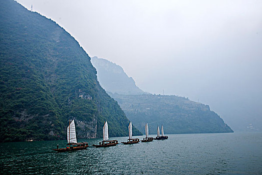 湖北巴东长江巫峡口链子溪帆船