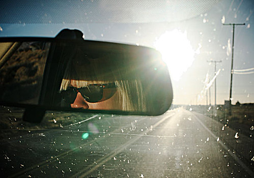 女人,墨镜,反射,镜子,驾驶,汽车,公路,加利福尼亚,美国