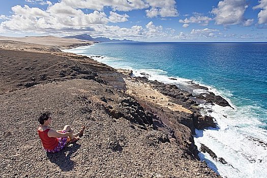 坐,女人,石头,西部,海岸,富埃特文图拉岛,西班牙,俯视图