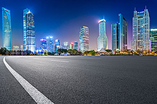 沥青路面和上海夜景