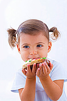 小女孩,吃,面包片,黄瓜,萝卜