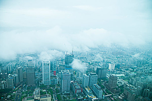 台湾台北市130大厦上眺望云雾中的台北市景