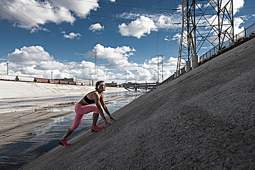 女性,跑步,移动,向上,陡峭,河,水道,洛杉矶,加利福尼亚,美国