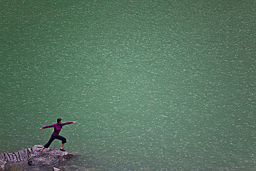 女人,瑜珈,雨,药湖,碧玉国家公园,艾伯塔省,加拿大