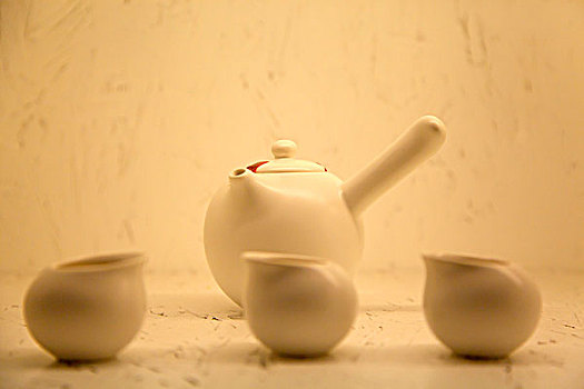 一套水滴型白釉茶壶