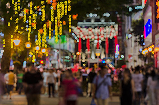 虚焦的城市步行街夜景